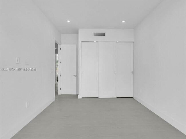 Building Photo - 4640 SW 32nd Ave