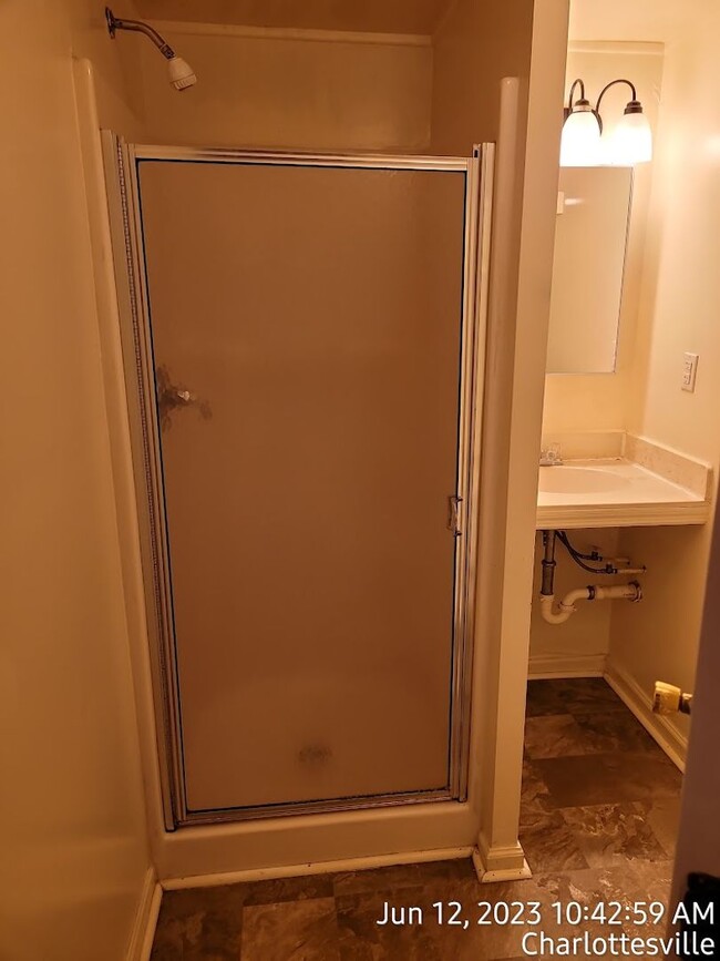 Building Photo - 2025-2026 School Year Available  / 6 BR, 3...