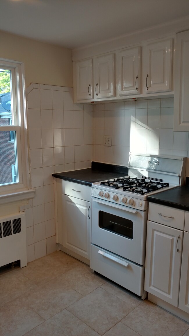 Kitchen stove and cabinet - 1517 Saint George Ave