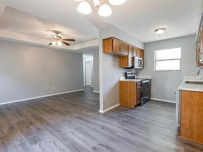 Building Photo - 3 Bed 2 Bath 2 Car Garage 1/2 off 1st Months Rent