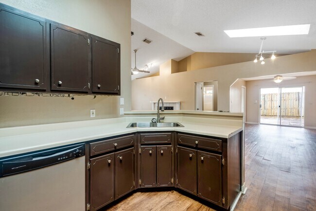 Building Photo - 2060 Cambridge Cir