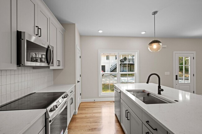 Building Photo - BRAND NEW! Spacious Nashville Home in a Qu...