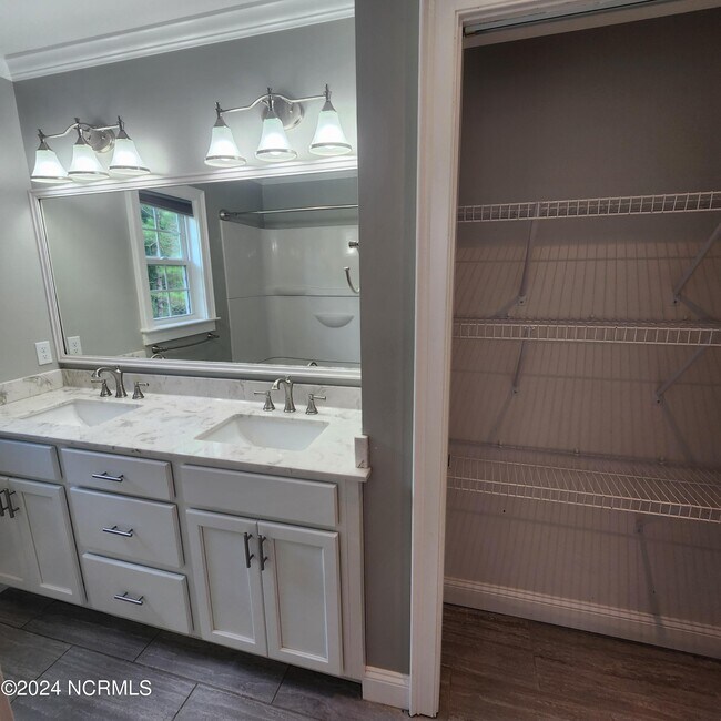 Building Photo - 115 Blue Bird Ln