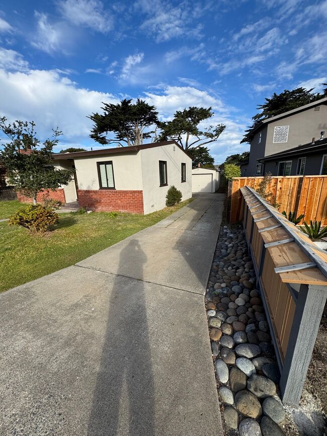 Building Photo - Pacific Grove Two Bedroom