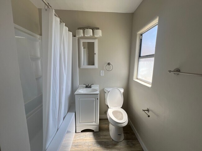 Building Photo - 2 Bedroom, 2 Bathroom Home