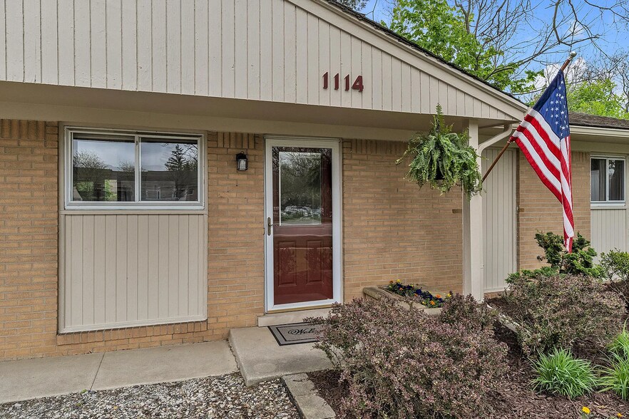 Building Photo - 1114 N Maple Rd