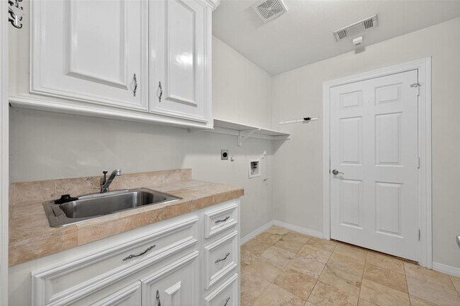 Building Photo - 3702 Sunset Cir