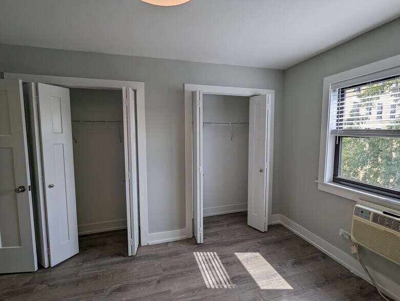 Building Photo - 456 W Barry Ave