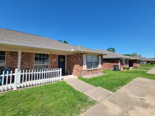 Building Photo - Bryan - 3 Bedroom / 2 Bath / Duplex / Fenced Yard.