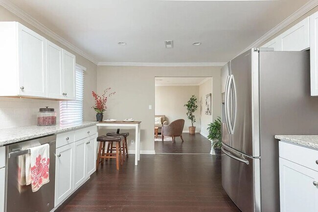 Building Photo - Cozy 2BR Home —1 minute from North Shore / Downtown