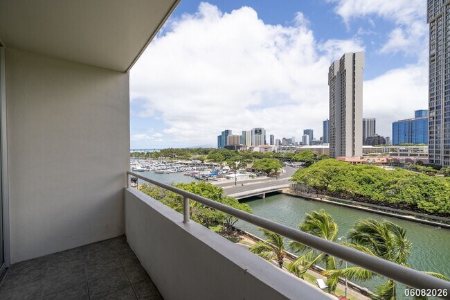 Building Photo - PRIME ALA MOANA/WAIKIKI LOCATION: 2BR/1.5BA Condo with Parking & In-Unit Washer/Dryer!