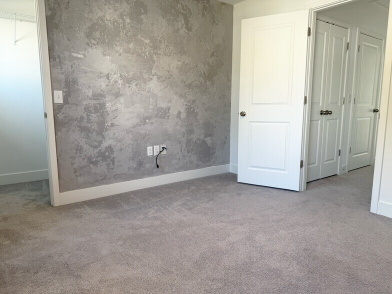 Building Photo - 4400 N Branch Ave