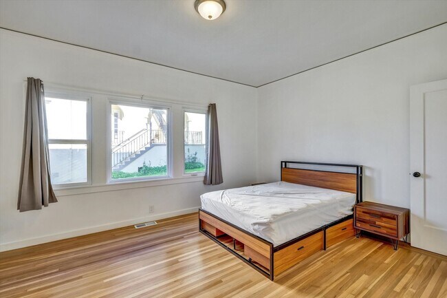 Primary Photo - Furnished 3-Bedroom Apartment for 5 – Shar...