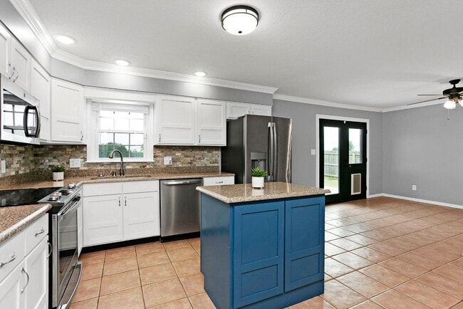 Building Photo - 705 Bon Aire Dr