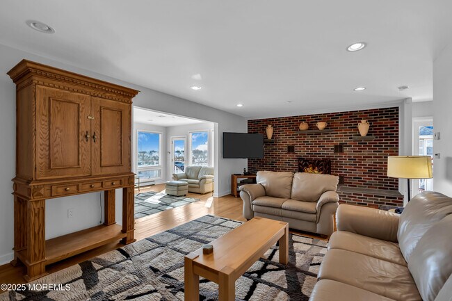 Building Photo - 913 N Ocean Ave