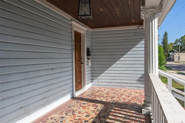 Building Photo - 906 E 11th Ave