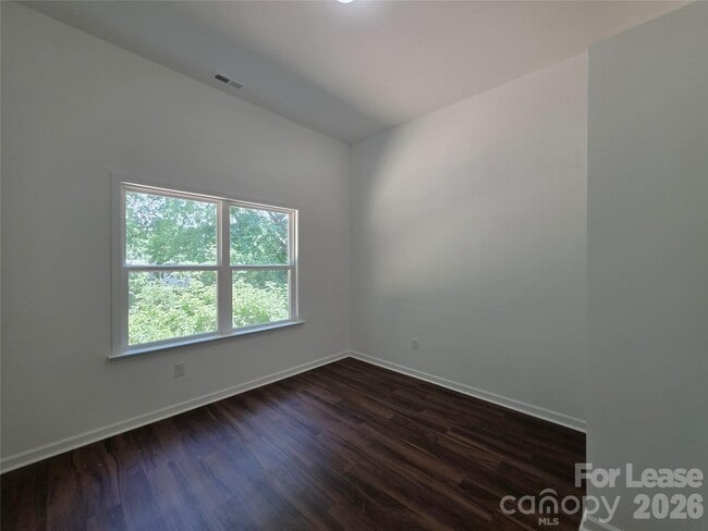 Building Photo - 595 Foxwood Dr SE