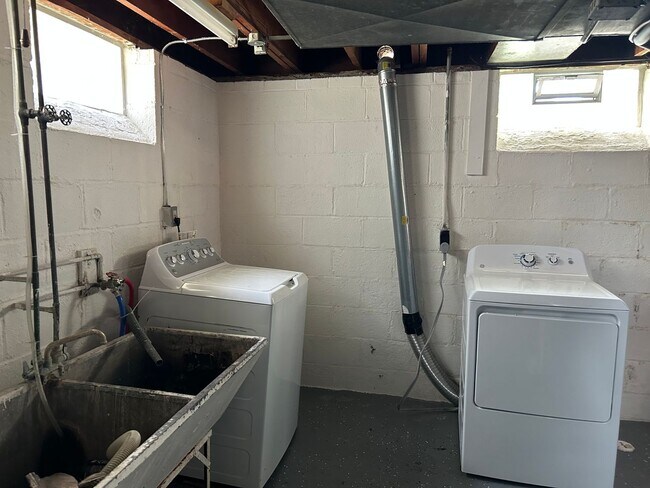 Building Photo - Spacious 3-Bedroom, 2-Bath House in South Euclid