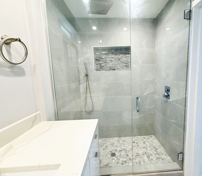 Building Photo - AVAILBLE NOW !! 2 Bedroom 2 Bathroom Apart...