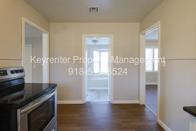Building Photo - Cozy 2 Bedroom 1 Bathroom Home In Kendall-Whittier