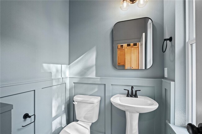 Building Photo - 588 N Willow Ave