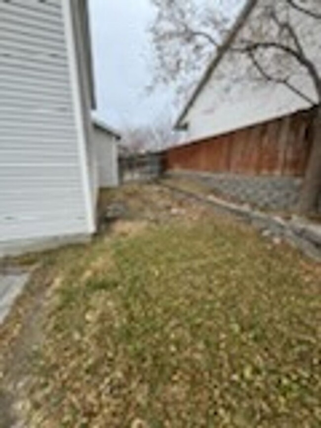 Building Photo - Calling all renters!! Make this your home ...