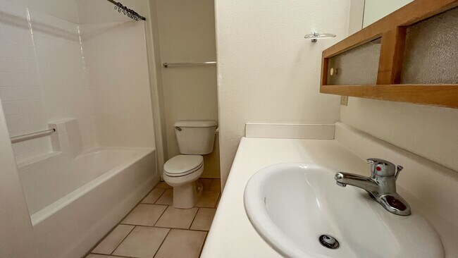Building Photo - Cute 3 Bedroom 2 Bathroom Home