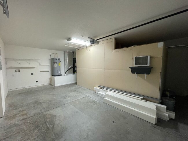 Building Photo - Move-In Ready! Beautiful 3BR/2BA with New Flooring & Fresh Paint
