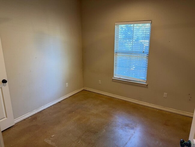 Building Photo - 156 Summer Creek Dr