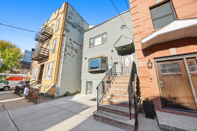 Building Photo - 211 New York Ave