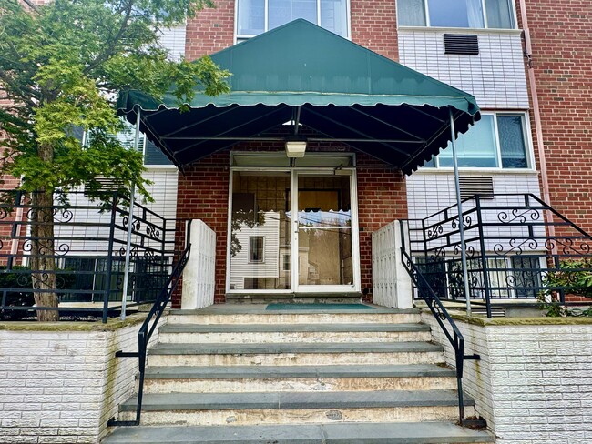 Building Photo - 2 Larose Pl
