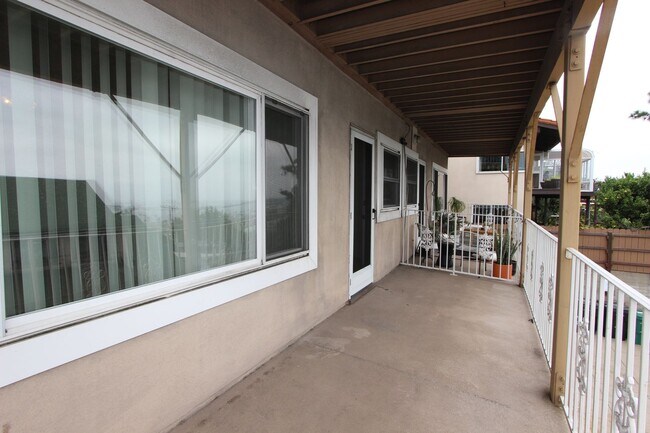 Building Photo - Gorgeous 2 bedroom 1 bathroom downstairs apartment available May 1, 2026 with a MOVE IN SPECIAL