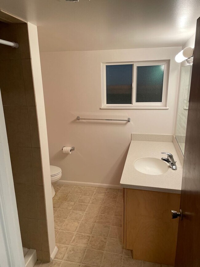 Building Photo - Spacious 5-Bedroom Home Near Little Cotton...