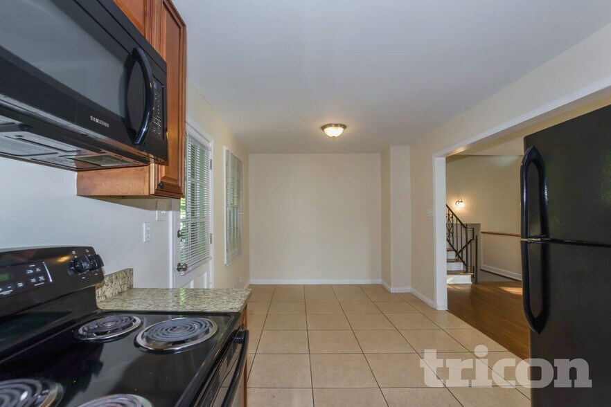 Building Photo - 4200 Gladstone Ln