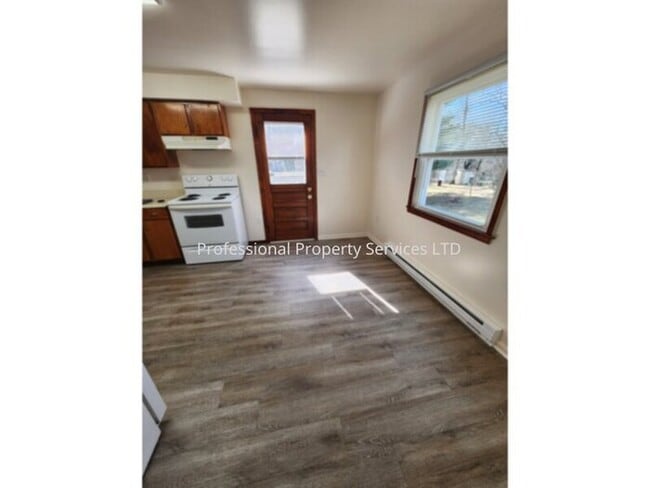 Building Photo - Country Living Near Commuter Routes