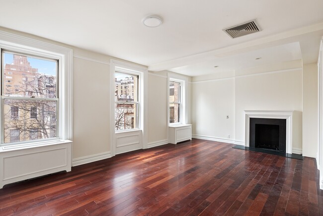 Building Photo - Massive duplex 3 br/2.5bath Private terrace