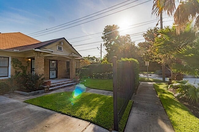 Building Photo - 837 Peddie St