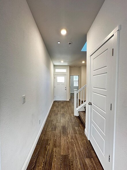 Building Photo - 2458 Fidalgo Way