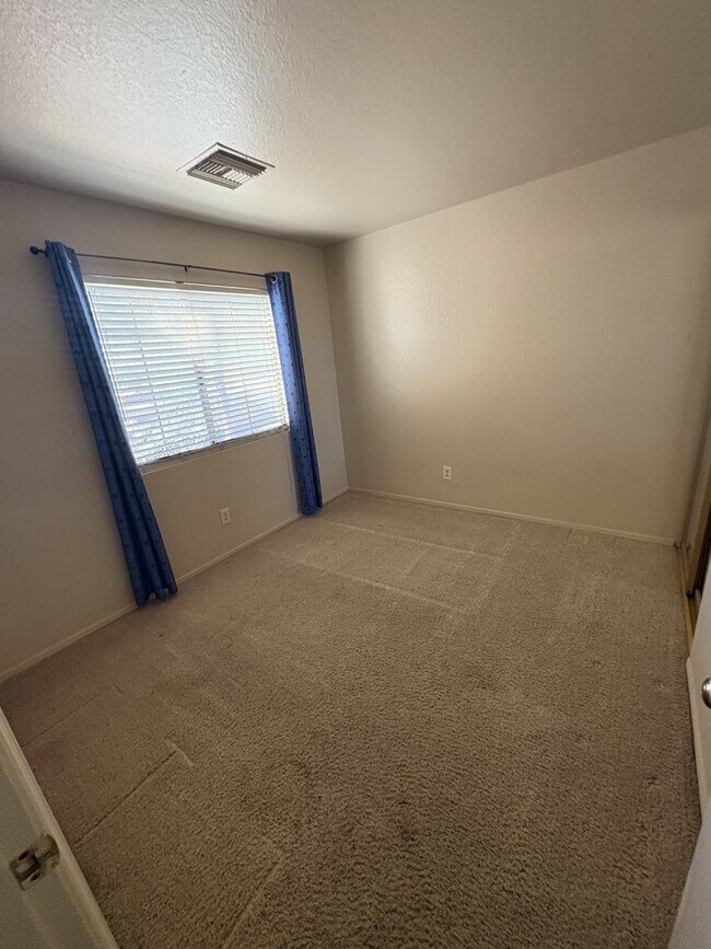 Building Photo - Eastside 4-bedroom 2.5-bathroom home with community pool