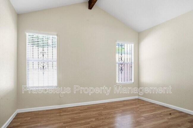 Building Photo - 3408 Clavelita St