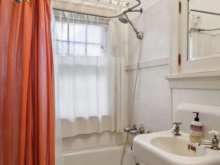 Building Photo - 2512 33rd Ave S