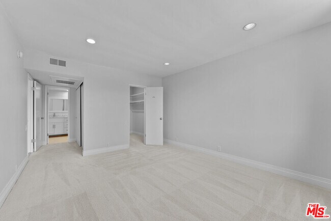 Building Photo - 809 S Bundy Dr