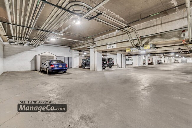 Building Photo - Chic 1BR/1.5BA Condo w/ Unbeatable Downtow...