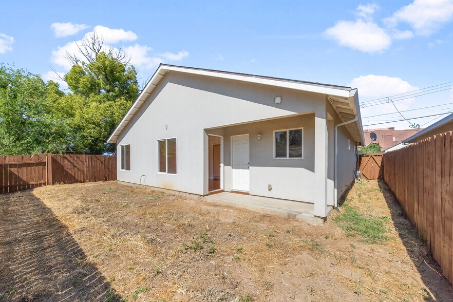 Building Photo - 3910 San Carlos Way