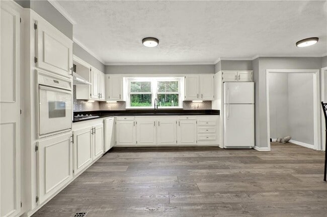 Building Photo - 20 Timberlane Terrace SW
