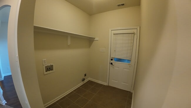 Building Photo - 135 Clear Springs Dr