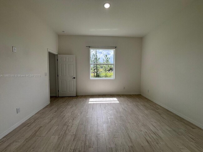 Building Photo - 1018 Maddock St E