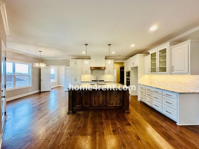 Building Photo - Nearly New Luxury Home in Blue Valley Schools!