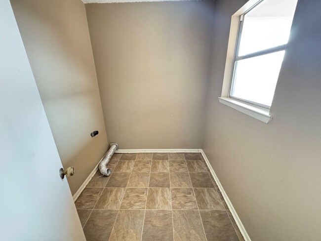 Building Photo - 2202 Hunt Dr
