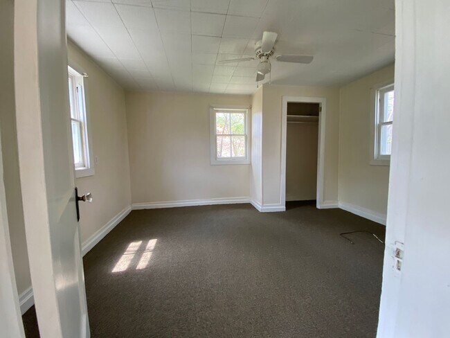 Building Photo - Great Location! Must See!